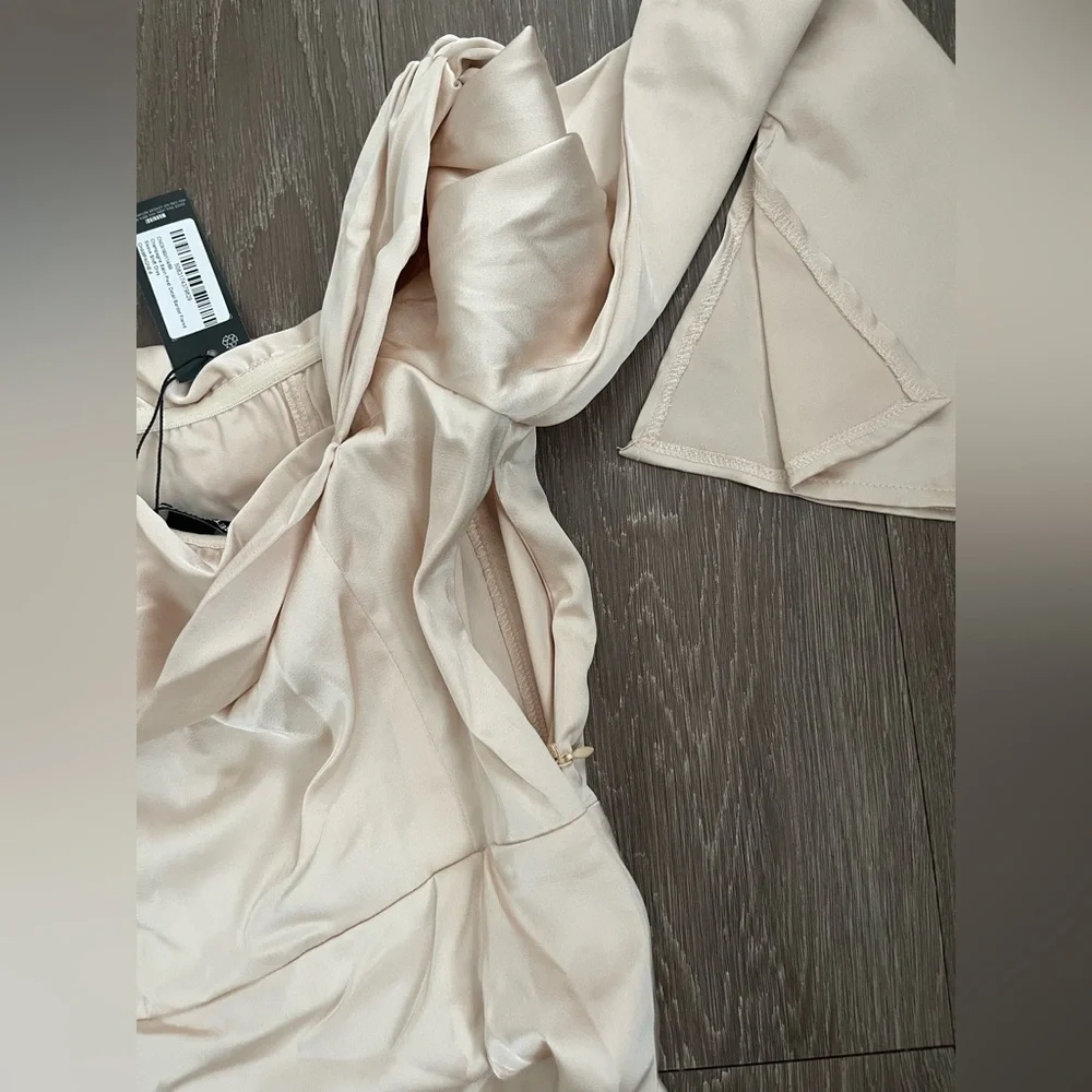 PrettyLittleThing Champagne satin pleat detail Berteau flared sleeve shift dress - Picture 8 of 11
